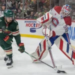 21 d�cembre 2023�; Saint Paul, Minnesota, �tats-Unis�; l\'ailier gauche du Wild du Minnesota, Marcus Johansson (90), vole la rondelle derri�re le filet au gardien des Canadiens de Montr�al, Sam Montembeault (35), en premi�re p�riode au Xcel Energy Center.
