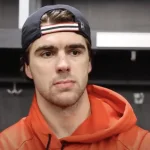 L\'attaquant des Devils du New Jersey, Nico Hischier, en point de presse devant les m�dias.
