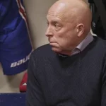 Kent Hughes (� gauche), directeur g�n�ral des Canadiens de Montr�al, dans le vestiaire au Centre Bell.