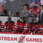 27 d�cembre 2019 ; Newark, New Jersey, �tats-Unis ; Alain Nasreddine, entra�neur-chef par int�rim des Devils du New Jersey, observe le jeu depuis le banc pendant la troisi�me p�riode de leur match contre les Maple Leafs de Toronto au Prudential Center.