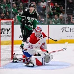 4 janvier 2026�; Dallas, Texas, �tats-Unis�; le gardien des Canadiens de Montr�al, Sam Montembeault (35), conc�de un but au centre des Stars de Dallas, Wyatt Johnston (non visible sur la photo), sous le regard de l\'ailier gauche Jason Robertson (21), durant la deuxi�me p�riode au American Airlines Center.
