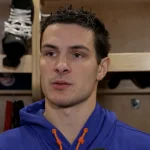 L'attaquant des Islanders de New York, Mathew Barzal, en point de presse devant les médias après le match contre le Canadien de Montréal.