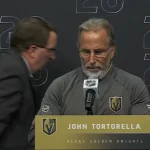 L'entraîneur-chef des Golden Knights de Vegas, John Tortorella, en point de presse devant les médias en finale de la Coupe Stanley.
