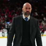7 avril 2024 ; Raleigh, Caroline du Nord, États-Unis ; Pascal Vincent, entraîneur-chef des Blue Jackets de Columbus, quitte la glace après la défaite de son équipe face aux Hurricanes de la Caroline au PNC Arena.