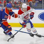 23 octobre 2025; Edmonton (Alberta, Canada); L'attaquant des Canadiens de Montréal, Cole Caufield (13), contourne le défenseur des Oilers d'Edmonton, Darnell Nurse (25), avec la rondelle, durant la deuxième période au Rogers Place.