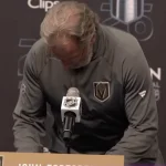 L'entraîneur-chef des Golden Knights de Vegas, John Tortorella, en point de presse devant les médias.