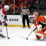 6 mars 2026 ; Anaheim, Californie, États-Unis ; Lukas Dostal (1), gardien des Ducks d'Anaheim, réagit après avoir bloqué un tir du centre des Canadiens de Montréal, Oliver Kapanen (91), lors d'une séance de tirs de barrage au Honda Center.