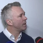 L'entraîneur-chef du Canadien de Montréal, Martin St-Louis, en entrevue devant les médias.