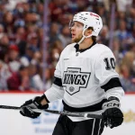21 avril 2026 ; Denver, Colorado, États-Unis ; Artemi Panarin (10), ailier gauche des Kings de Los Angeles, lors de la première période du deuxième match du premier tour des séries éliminatoires de la Coupe Stanley 2026 contre l'Avalanche du Colorado, à la Ball Arena.