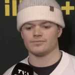 L'attaquant du Canadien de Montréal, Cole Caufield, en point de presse devant les médias après avoir compté son 50e but.