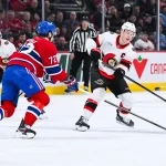 2 décembre 2025; Montréal, Québec, Canada; l'ailier gauche des Sénateurs d'Ottawa, Brady Tkachuk (7), passe la rondelle au défenseur des Canadiens de Montréal, Arber Xhekaj (72), durant la première période au Centre Bell.