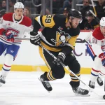 21 décembre 2025 ; Pittsburgh, Pennsylvanie, États-Unis ; l'ailier droit des Penguins de Pittsburgh, Anthony Mantha (39), manie la rondelle face au centre des Canadiens de Montréal, Oliver Kapanen (91), durant la première période au PPG Paints Arena.