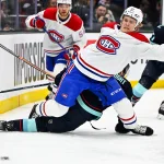 6 décembre 2022 ; Seattle, Washington, États-Unis ; le défenseur des Canadiens de Montréal, Kaiden Guhle (21), et le centre du Kraken de Seattle, Shane Wright (51), s'empoignent durant la première période à la Climate Pledge Arena.