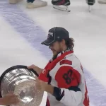 L'ancien attaquant du Canadien de Montréal, Jesperi Kotkaniemi, pendant les célébrations suite à la conquête de la Coupe Stanley des Hurricanes de la Caroline.