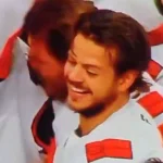 Geste malaisant impliquant Jesperi Kotkaniemi au moment de recevoir la Coupe Stanley Jesperi Kotkaniemi