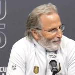 L'entraîneur-chef des Golden Knights de Vegas, John Tortorella, en conférence de presse devant les médias.