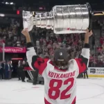 L'ancien attaquant du Canadien de Montréal, Jesperi Kotkaniemi, qui soulève la Coupe Stanley avec les Hurricanes de la Caroline.