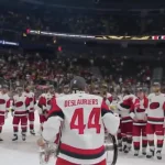 L'ancien attaquant du Canadien de Montréal, Nicolas Deslauriers, qui soulève la Coupe Stanley avec les Hurricanes de la Caroline.