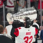 14 juin 2026 ; Las Vegas, Nevada, États-Unis ; le gardien des Hurricanes de la Caroline, Brandon Bussi (32), brandit la Coupe Stanley après la victoire contre les Golden Knights de Vegas lors du sixième match de la finale de la Coupe Stanley 2026 à la T-Mobile Arena.