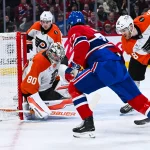 4 novembre 2025; Montréal, Québec, Canada; Kirby Dach (77), centre des Canadiens de Montréal, marque un but contre Dan Vladar (80), gardien des Flyers de Philadelphie, en deuxième période au Centre Bell.