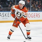 Une source dévoile le joueur du Canadien qui est demandé en retour de Mason McTavish et ça fait réagir 24 mars 2026 ; Vancouver, Colombie-Britannique, Canada ; L\'attaquant des Anaheim Ducks, Mason McTavish (23), contrôle le palet face aux Canucks de Vancouver lors de la première période à la Rogers Arena.
