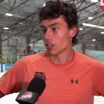 Markus Ruck, espoir du repêchage 2026 de la Ligue nationale de hockey, en entrevue devant les médias.