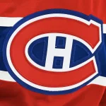 Opération majeure annoncée: un jeune défenseur du Canadien devra s'absenter pour plusieurs mois 4 avril 2023 ; Montréal, Québec, Canada ; Vue du logo des Canadiens de Montréal sur le maillot porté par un joueur de l\'équipe lors du match contre les Red Wings de Détroit, au cours de la troisième période au Centre Bell.