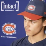 L'espoir du Canadien de Montréal, Hayden Paupanekis, en point de presse devant les médias.