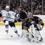 19 décembre 2008 ; Buffalo, État de New York, États-Unis ; le gardien des Sabres de Buffalo, Ryan Miller (30), observe la rondelle tandis que le défenseur des Sabres, Henrik Tallinder (10), fait trébucher l'ailier gauche des Kings de Los Angeles, Kyle Calder (19), à la HSBC Arena.