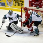 Terrible annonce : un ancien joueur de la LNH vient de perdre tragiquement la vie 26 avril 2007 ; Detroit, Michigan, États-Unis ; l\'ailier gauche des Red Wings de Detroit, Kyle Calder (17), affronte le défenseur des Sharks de San Jose, Marc-Édouard Vlasic (44), lors de la deuxième période du premier match des demi-finales de la Conférence Ouest de la LNH 2007, au Joe Louis Arena de Detroit. Les Sharks de San Jose ont vaincu les Red Wings de Detroit 2-0 et mènent ainsi la série.