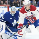 Alerte transaction: cinq éléments sont impliqués et Renaud Lavoie dévoile les détails 9 novembre 2024 ; Toronto, Ontario, Canada ; L\'ailier droit des Canadiens de Montréal, Brendan Gallagher (11), contrôle la rondelle devant le gardien des Maple Leafs de Toronto, Joseph Woll (60), au cours de la deuxième période à la Scotiabank Arena.