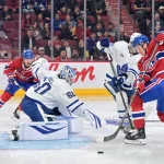 10 mars 2026; Montréal, Québec, Canada; L'attaquant des Canadiens de Montréal, Oliver Kapanen (91), tire au but contre le gardien des Maple Leafs de Toronto, Joseph Woll (60), durant la deuxième période au Centre Bell.