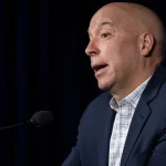 Le directeur général du Canadien de Montréal, Kent Hughes, en point de presse devant les médias.