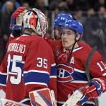 21 mars 2023; Montréal, Québec, Canada; Le gardien des Canadiens de Montréal, Sam Montembeault (35), célèbre la victoire contre le Lightning de Tampa Bay avec son coéquipier, l'attaquant des Canadiens de Montréal, Brendan Gallagher (11), au Centre Bell.