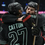 RUMEUR : un jeune attaquant bien connu à Montréal ne refuserait certainement pas un échange au Canadien 6 janvier 2026 ; Seattle, Washington, États-Unis ; Shane Wright (51), centre des Seattle Kraken, célèbre avec son coéquipier Berkly Catton (27), centre, après que ce dernier a inscrit son premier but en LNH au cours de la deuxième période du match contre les Bruins de Boston à la Climate Pledge Arena.
