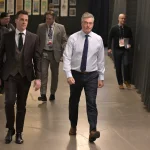 25 janvier 2024; Montréal (Québec), Canada; Patrick Roy, entraîneur-chef des Islanders de New York, arrive au Centre Bell pour une conférence de presse avant le match contre les Canadiens de Montréal.