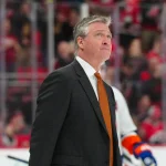 C'est maintenant confirmé pour le retour de Patrick Roy dans la LNH : le verdict tombe à Toronto 30 mars 2025 ; Raleigh, Caroline du Nord, États-Unis ; Patrick Roy, entraîneur-chef des Islanders de New York, quitte la glace après la défaite de son équipe face aux Hurricanes de la Caroline au Lenovo Center.