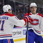 10 janvier 2019 ; Saint-Louis, Missouri, États-Unis ; l'ailier droit des Canadiens de Montréal, Brendan Gallagher (11), est félicité par le centre Jesperi Kotkaniemi (15) après avoir marqué en deuxième période contre les Blues de Saint-Louis au Enterprise Center.