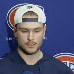 L'attaquant du Canadien de Montréal, Joshua Roy, en conférence de presse devant les médias.