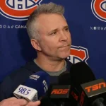 L'entraîneur-chef du Canadien de Montréal, Martin St-Louis, en point de presse devant les médias.