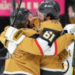Acquisition d'un centre top-6: un échange avec Vegas pour combler le besoin du Canadien? 16 octobre 2025 ; Las Vegas, Nevada, États-Unis ; William Karlsson (71), centre des Vegas Golden Knights, célèbre son but avec Mark Stone (61), ailier droit des Vegas Golden Knights, après avoir marqué un but en infériorité numérique contre les Bruins de Boston au cours de la deuxième période à la T-Mobile Arena.