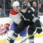 ALERTE TRANSACTION : un échange majeur impliquant trois éléments, dont deux choix de premier tour, est annoncé 14 janvier 2025 ; Salt Lake City, Utah, États-Unis ; Michael Kesselring (7), défenseur de l\'Utah Hockey Club, et Juraj Slafkovsky (20), ailier gauche des Canadiens de Montréal, se disputent le palet au cours de la troisième période au Delta Center.