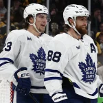 Un attaquant des Leafs fait une révélation inattendue concernant les partisans du Canadien et la ville de MTL 24 mars 2026 ; Boston, Massachusetts, États-Unis ; Alors que le défenseur des Bruins de Boston, Charlie McAvoy (73), s\'éloigne en patinant, l\'ailier droit des Maple Leafs de Toronto, William Nylander (88), sourit aux côtés de l\'ailier gauche Matthew Knies (23) après que ce dernier a marqué un but au cours de la troisième période au TD Garden.