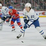 Matthew Knies à Montréal : voici ce qui serait les nouvelles demandes des Maple Leafs à Kent Hughes 10 mars 2026; Montréal, Québec, Canada; L\'attaquant des Maple Leafs de Toronto, Matthew Knies (23), contrôle la rondelle face aux Canadiens de Montréal durant la première période au Centre Bell.