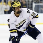 Développement majeur concernant une transaction impliquant Michael Hage: la vraie raison est enfin connue 7 mars 2025 ; Ann Arbor, Michigan, États-Unis ; Michael Hage (19), attaquant des Wolverines du Michigan, patine avec le palet face à Penn State lors d\'un match de quarts de finale du tournoi de la Big Ten à la Yost Arena.