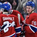 8 janvier 2026; Montréal, Québec, Canada; Les joueurs des Canadiens de Montréal se rassemblent autour du gardien Samuel Montembeault (35) pour célébrer leur victoire contre les Panthers de la Floride au Centre Bell.
