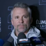 L'entraîneur-chef du Canadien de Montréal, Martin St-Louis, en point de presse devant les médias.