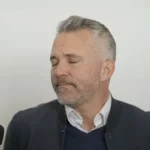 L'entraîneur-chef du Canadien de Montréal, Martin St-Louis, en conférence de presse devant les médias.
