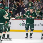 2 février 2026 ; Saint Paul, Minnesota, États-Unis ; Kirill Kaprizov (97), ailier gauche du Wild du Minnesota, est félicité par ses coéquipiers pour avoir marqué le but vainqueur en prolongation contre les Canadiens de Montréal au Grand Casino Arena.