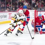 Officiel : un choix élévé au repêchage est retiré subitement après une décision de la LNH 27 janvier 2026; Montréal, Québec, Canada; l\'attaquant des Golden Knights de Vegas, Mitch Marner (93), joue la rondelle autour du filet du gardien des Canadiens de Montréal, Jakub Dobes (75), tandis que son coéquipier, l\'attaquant Oliver Kapanen (91), défend, durant la première période au Centre Bell.